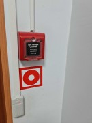 Кнопка включения пожарной системы оповещения