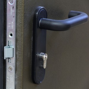 Нажимная ручка двери ДПМ-1 черного цвета