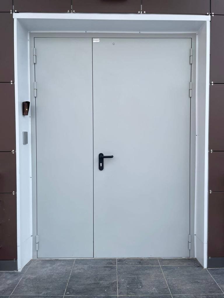 Полуторная искронедающая дверь зеленая